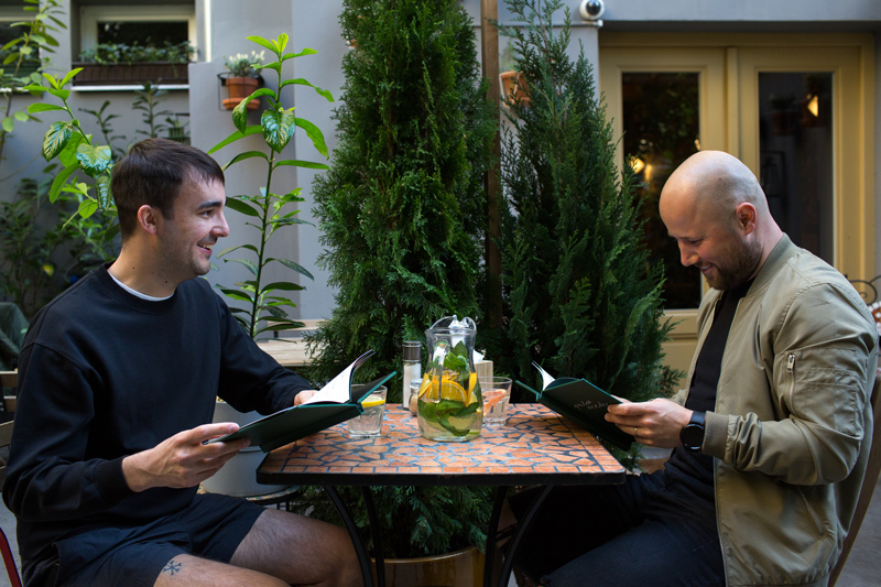 Zákazníci vybírající z menu